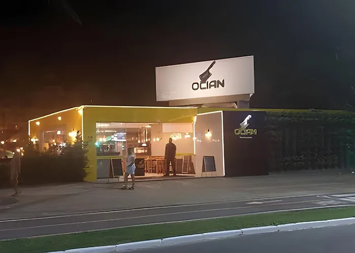 Em Frente Ao Quiosque Ocian Na Praia, Pe Na Areia