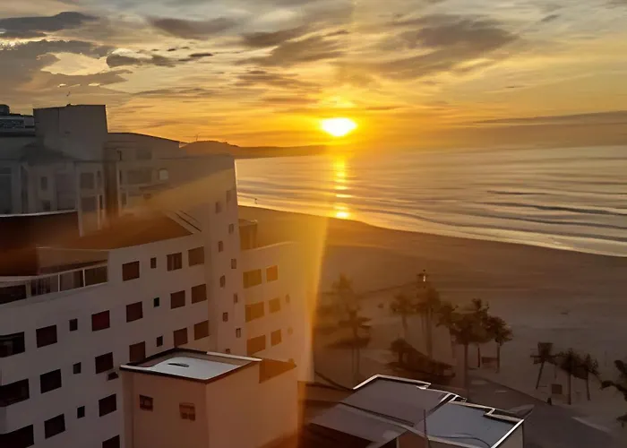 Em Frente Ao Quiosque Ocian Na Praia, Pe Na Areia